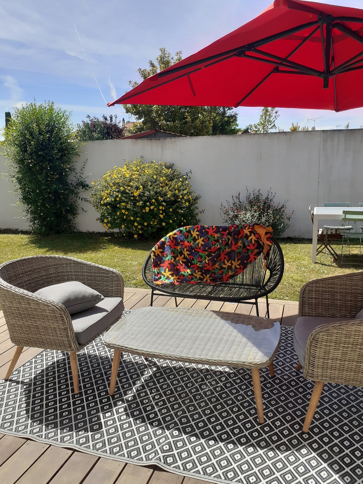 BELLE MAISON DECOREE avec JARDIN et terrasse