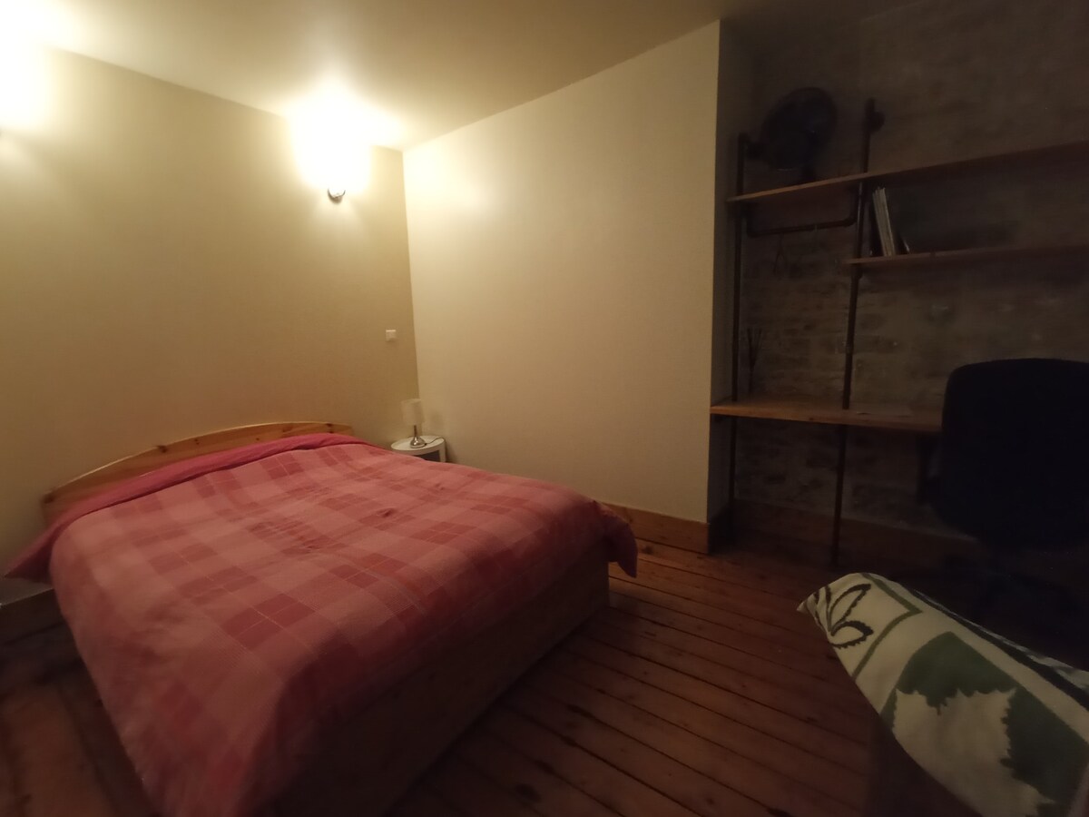 独立房间，标准双人床， Besançon市中心