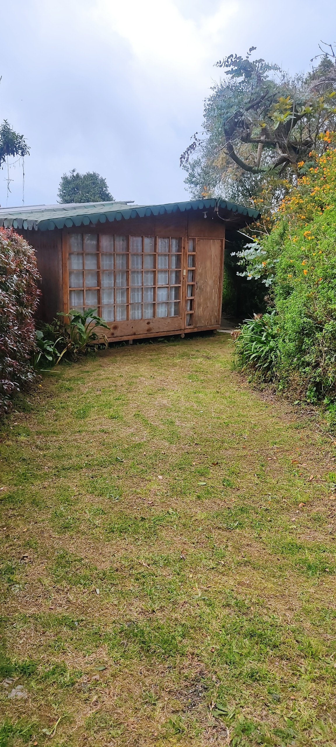 Cabaña pequeña  en medio de la naturaleza