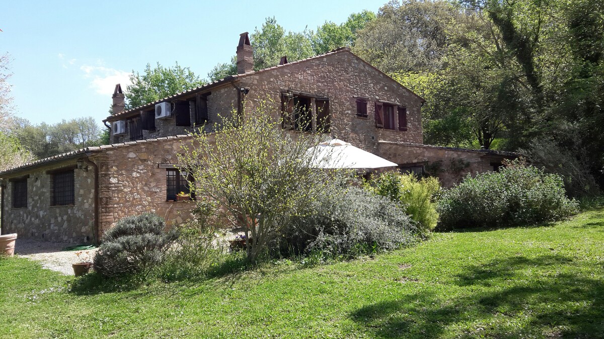 Appartamento in un antico casale con piscina