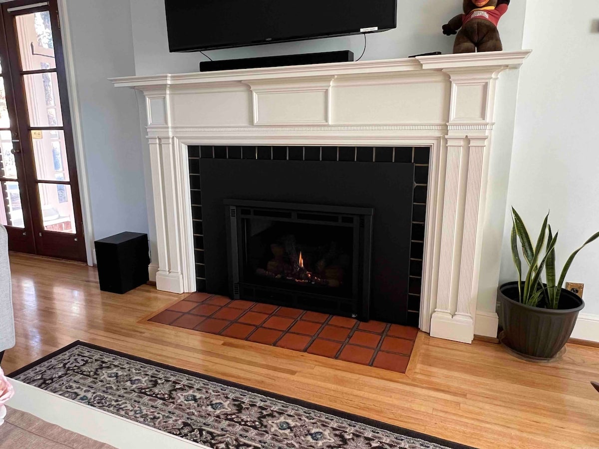 5 bdrm/gas fireplaces/3 blks to UM/close to dwntwn