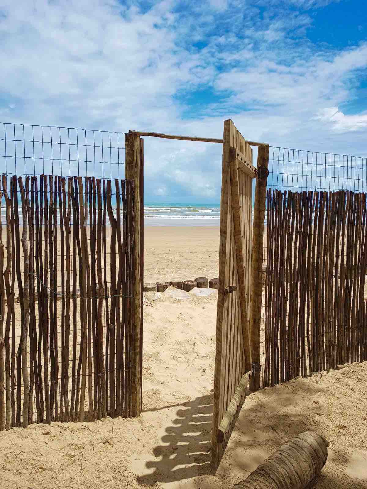 位于普拉亚达考埃拉（ Praia da Caueira ）的房子，位于沙滩上。