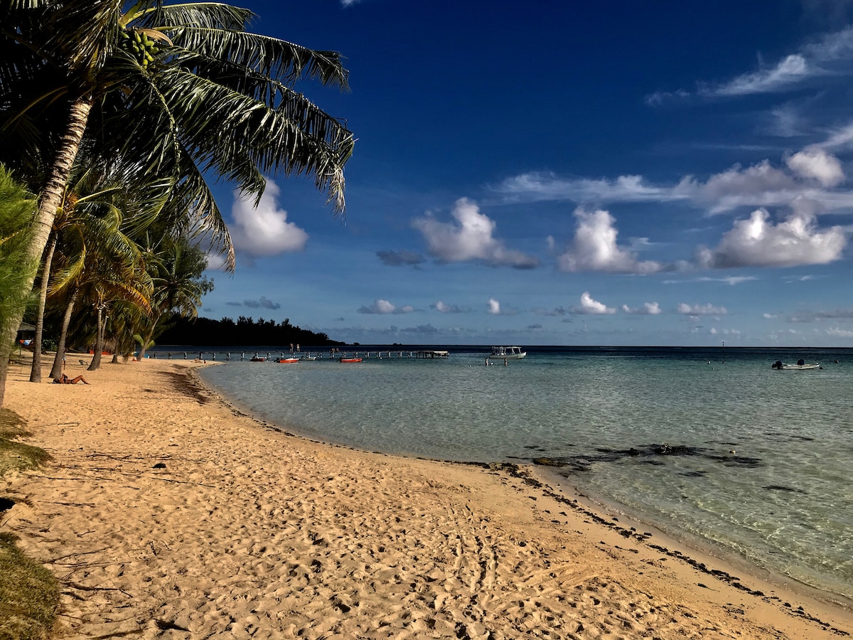 Moorea Tiahura beach bungalow