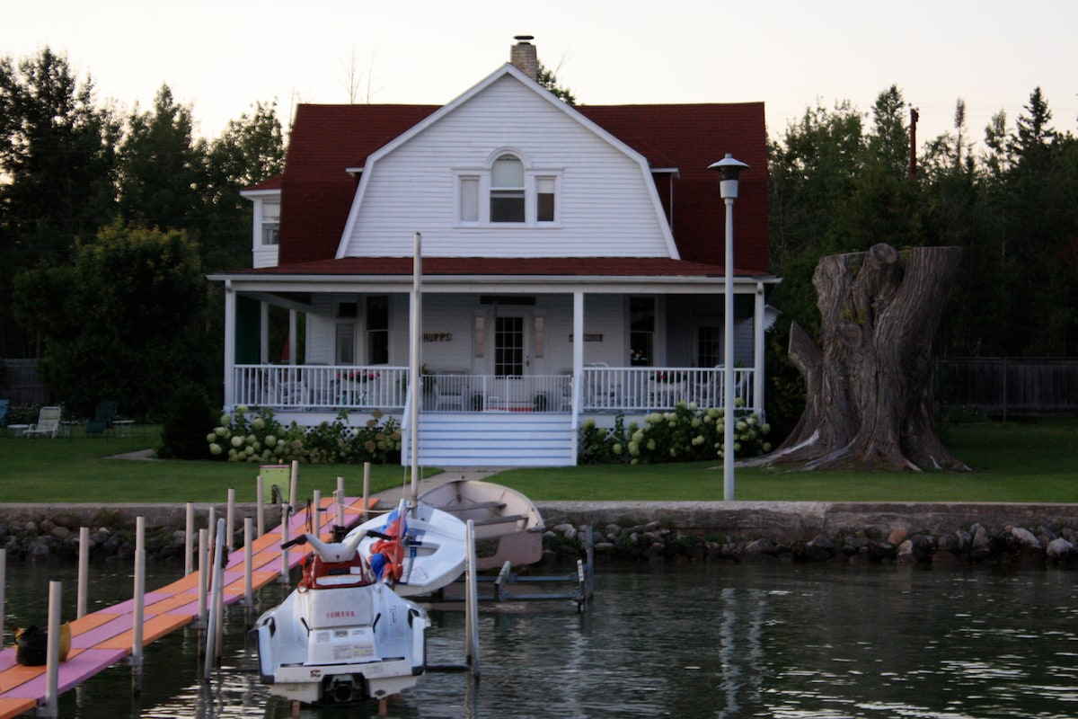 Grand Waterfront Cottage