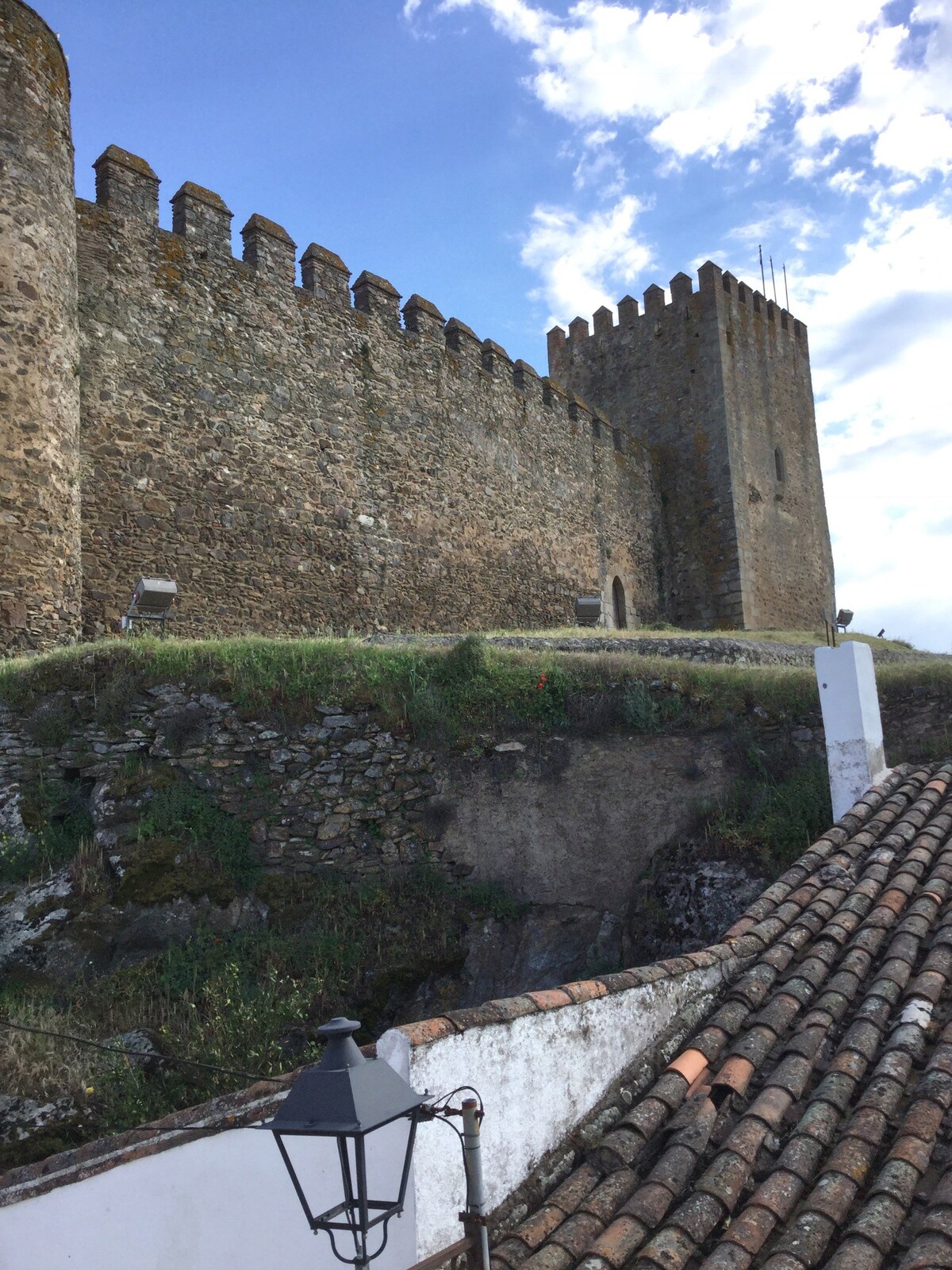 在圣地亚哥城堡（ Santiago Castle ）的脚下休息