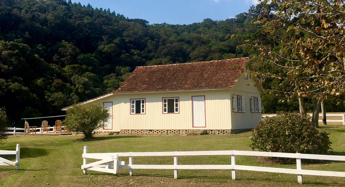 Linda Casa em Estilo Germânico! Rancho Queimado!