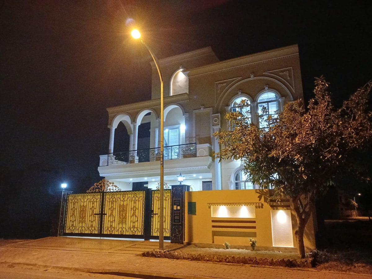 6 bedrooms luxurious house in Bahria
