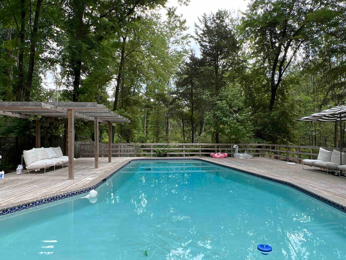 *Pool* Quaint two bedroom suite on wooded estate