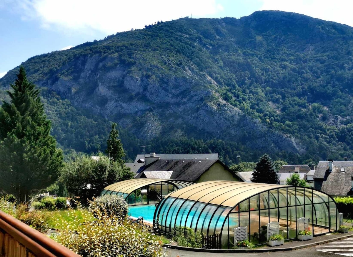 Vue montagne avec piscine et balcon