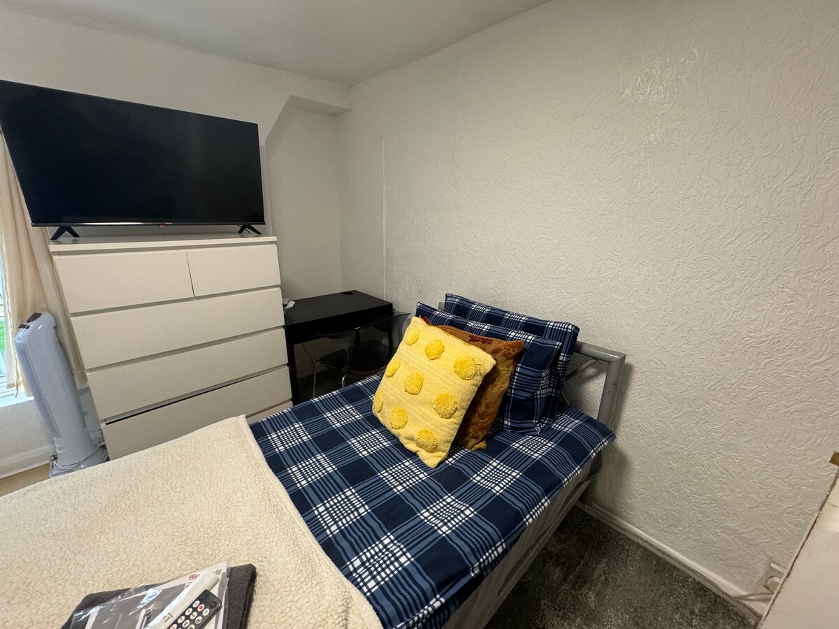 96TR | Single bed bedroom (Edmonton Green)