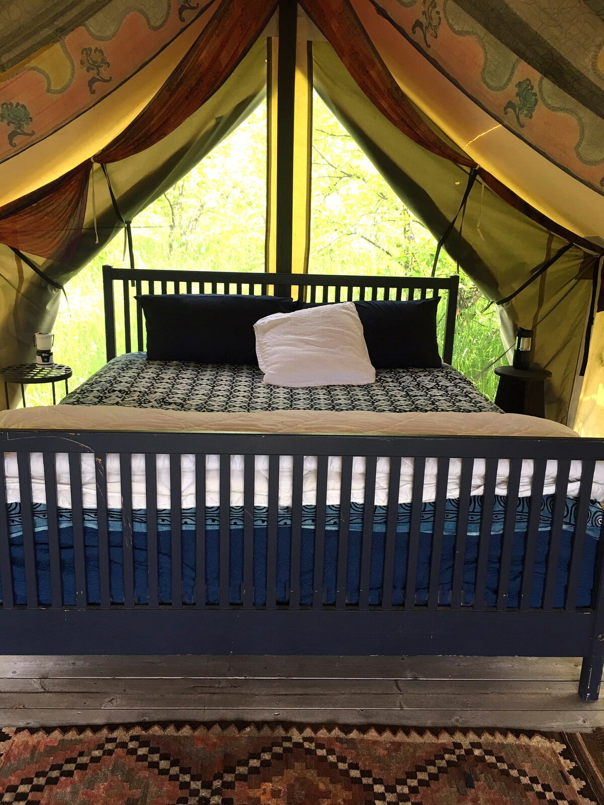 私人大型平台帐篷加大双人床，景观
