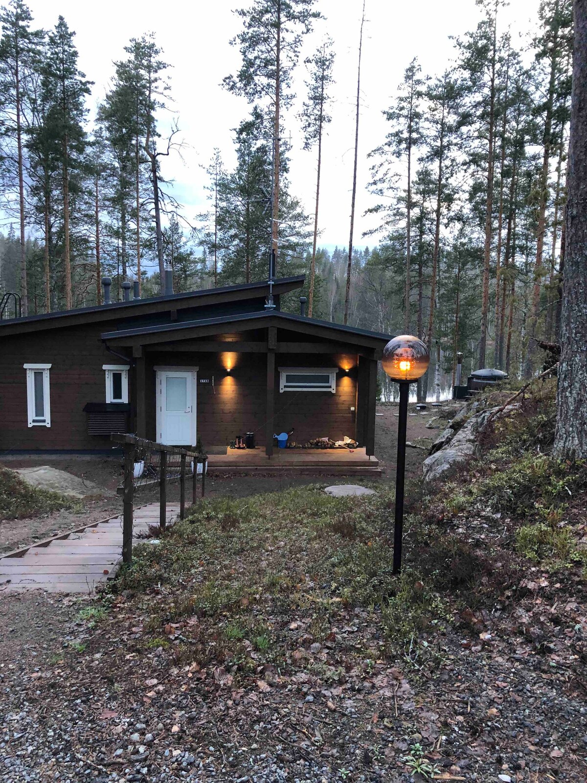 Hirsihuvila järven rannalla