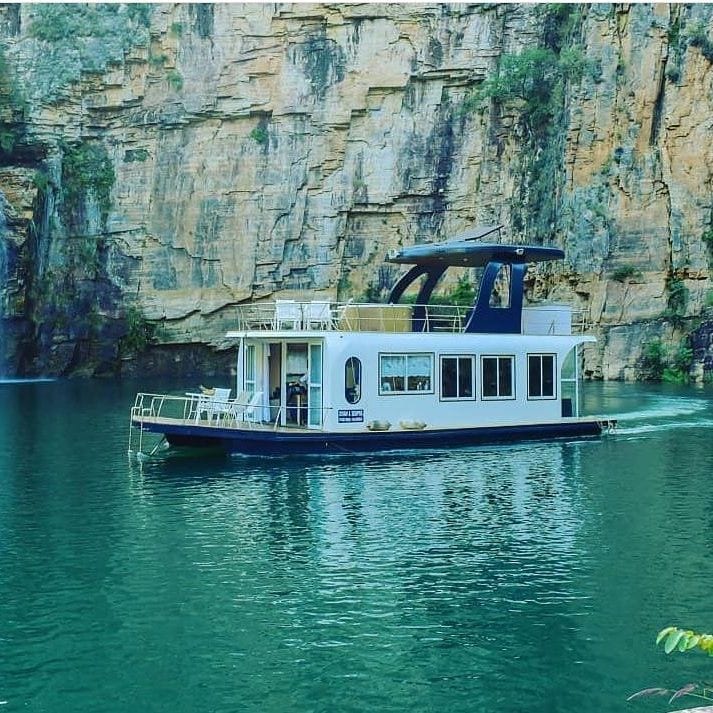 Casa flutuante  (houseboat)