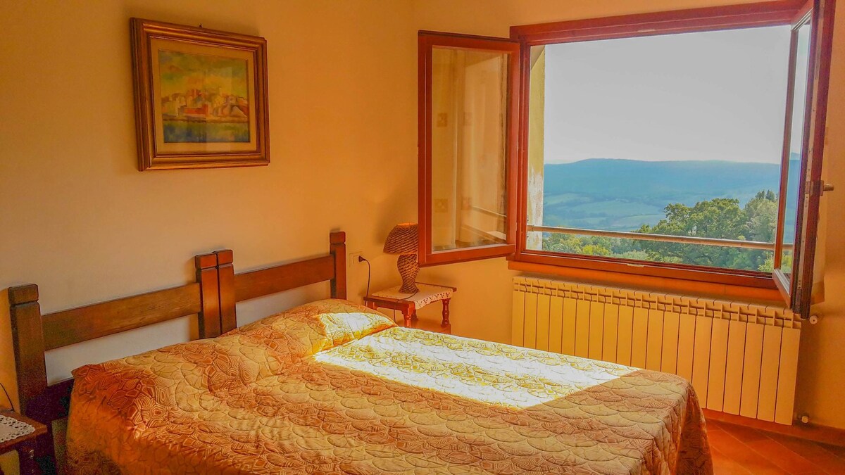 Monteverdi apartment with view and swimming pool