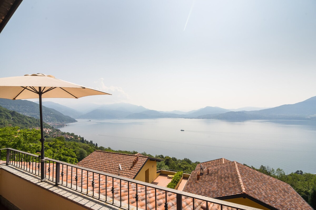 Panoramic house in a residence upon the green hills overlooking Lake Maggiore