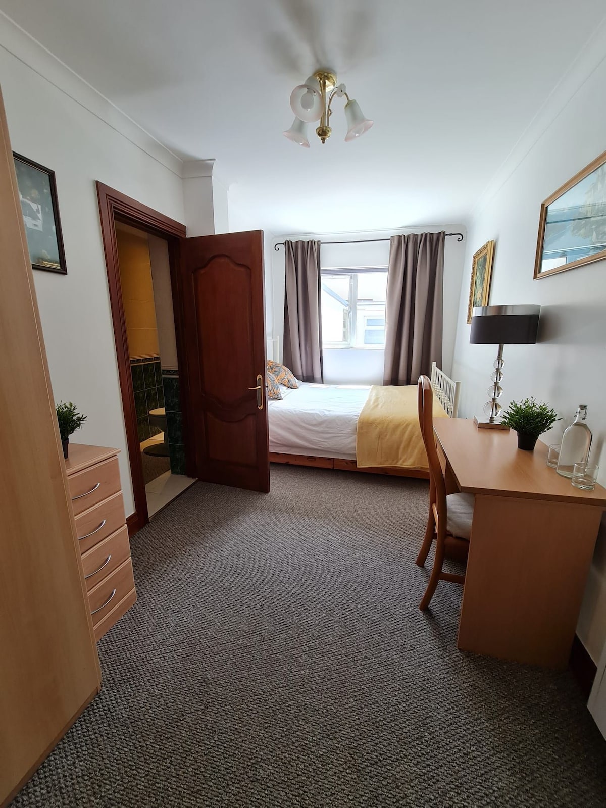 Private Double Room w/ Ensuite and FREE parking