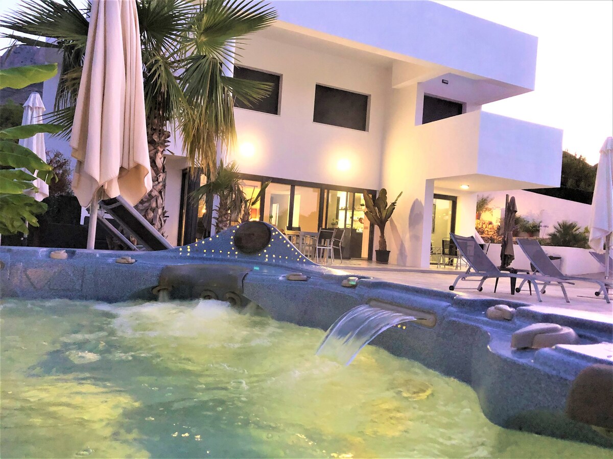 Bella Galera. Con piscina y jacuzzi exterior.