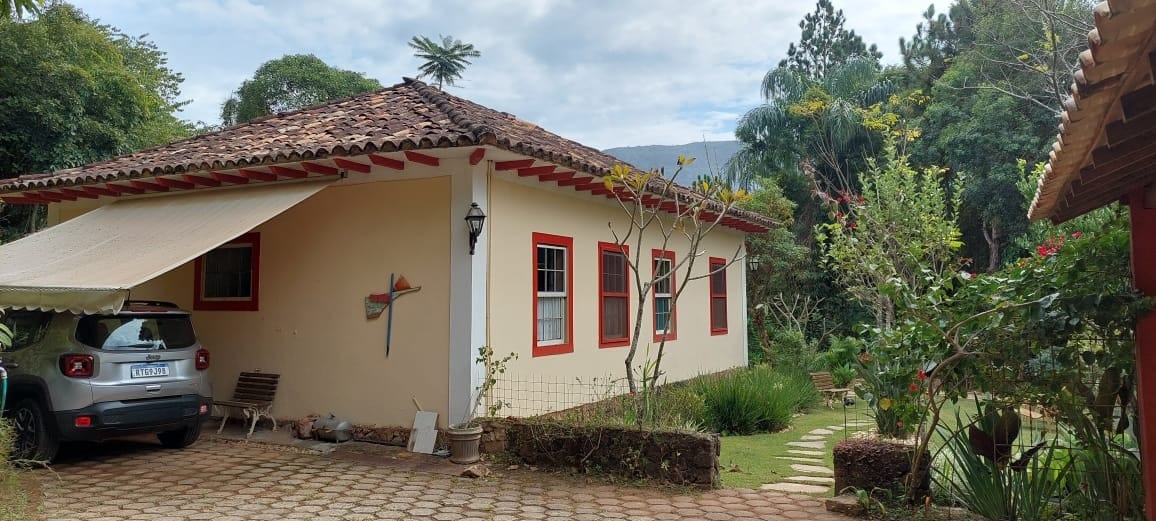 Casa Amarela ：花园中的黄色房子
