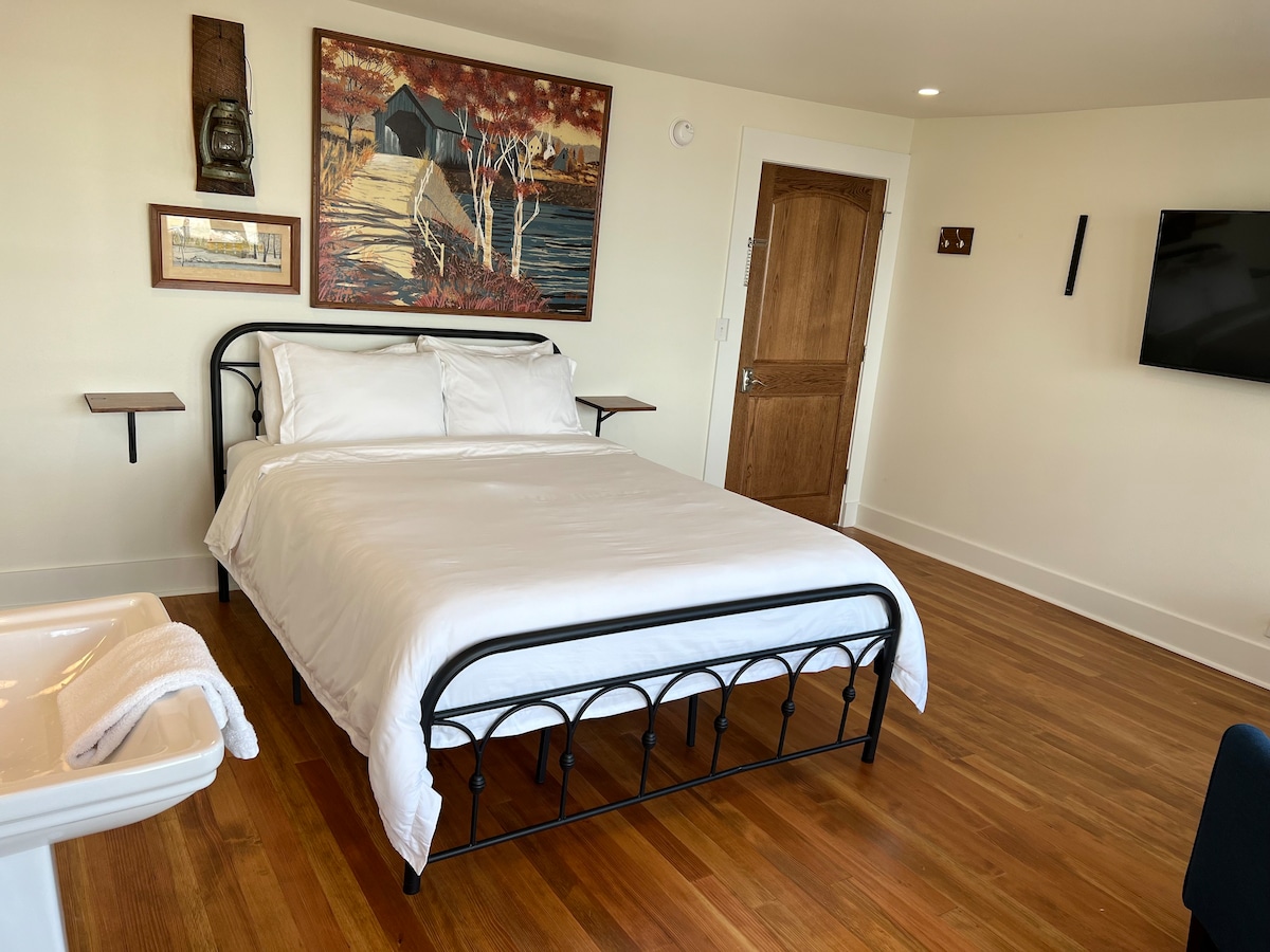 Historic Bed & Breakfast - Rm 102 w/private bath