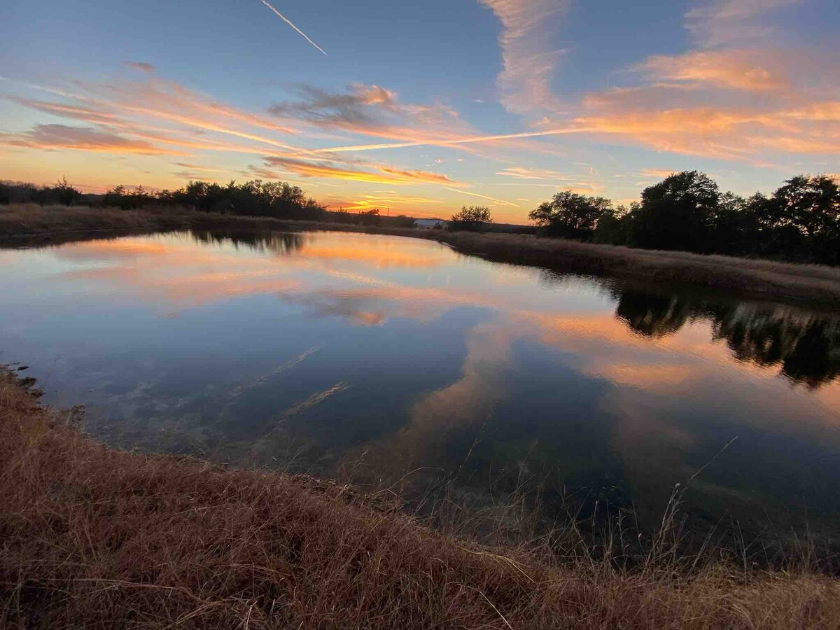 Hilltop Hideaway near Round Top, TX