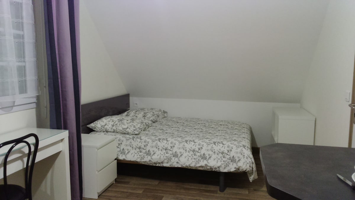 单间公寓「紫色」、婴儿床