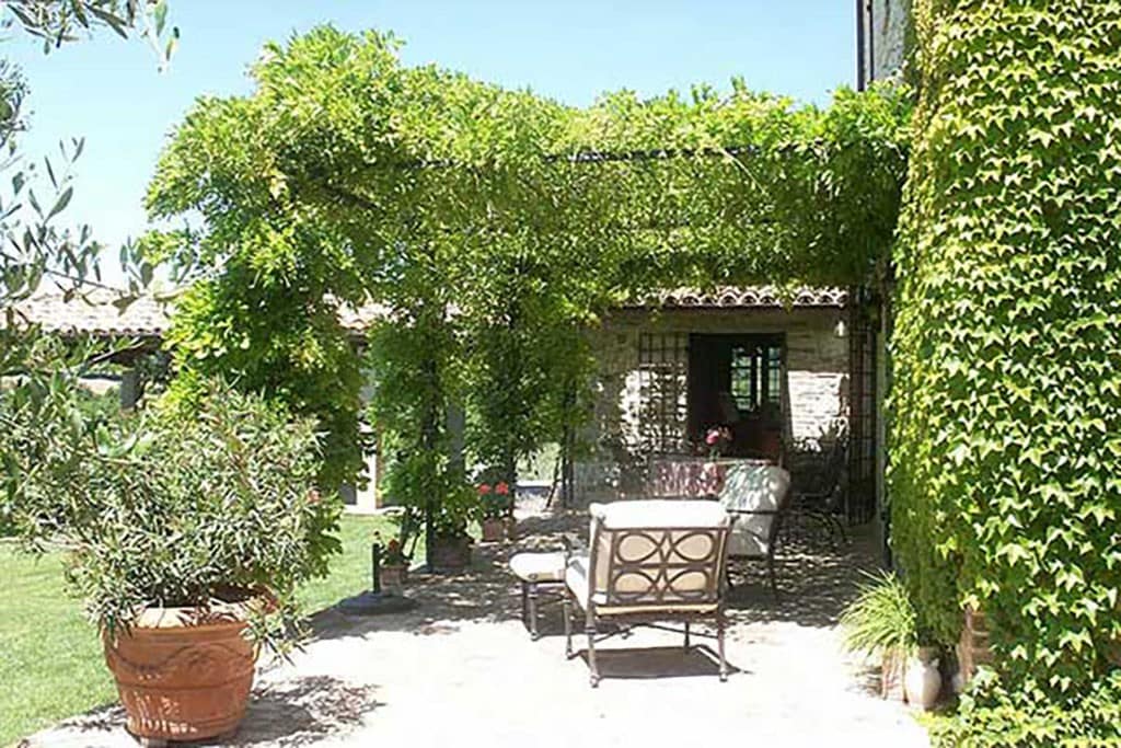 Luxury villa for 8-16 with infinity pool near Todi