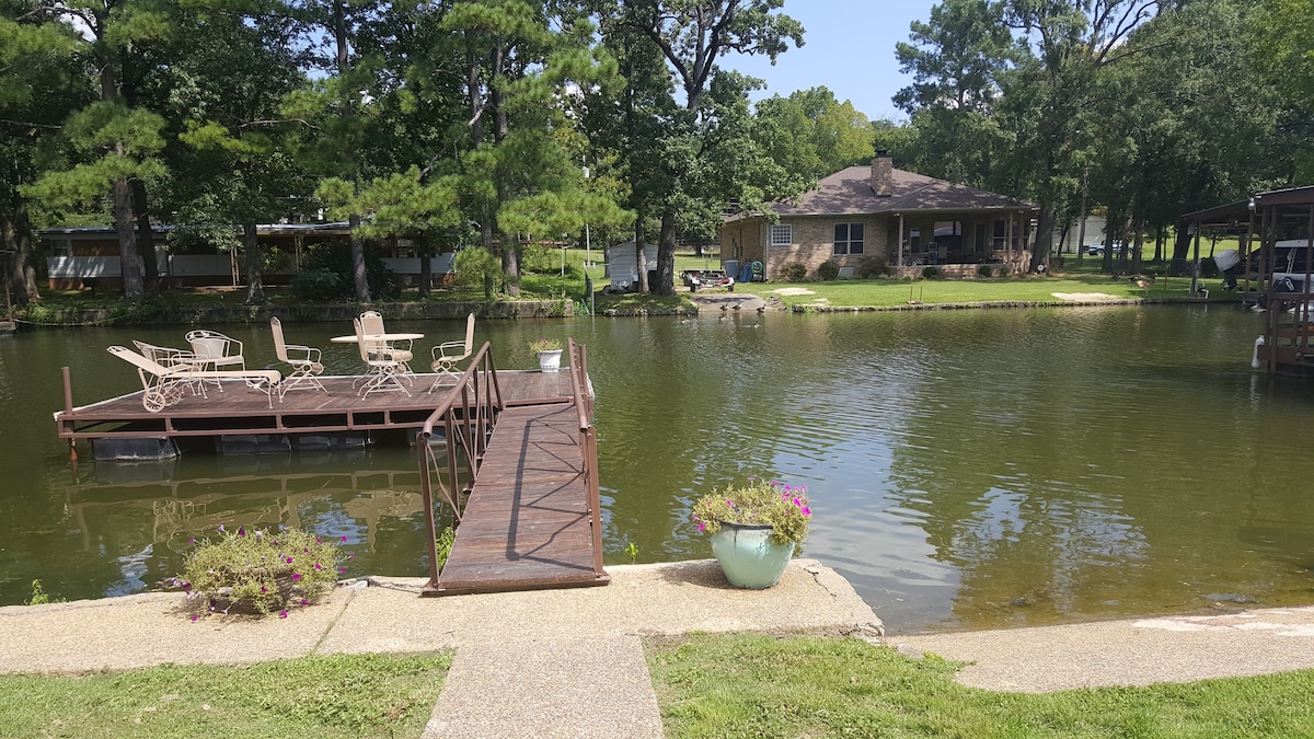 New - Lakefront 8 Bedroom + Pool & Boat Rentals