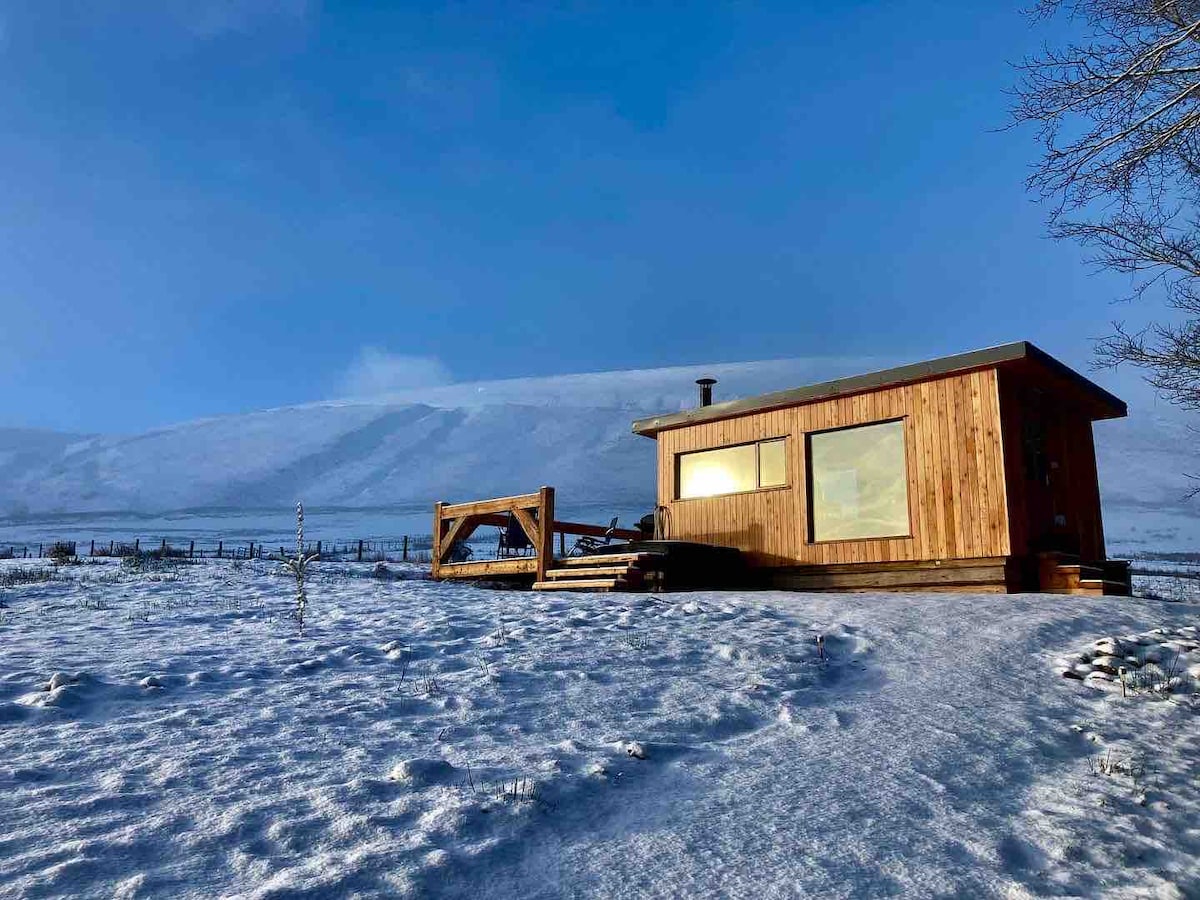 配备热水浴缸的豪华小木屋（ Hen Harrier lodge ）