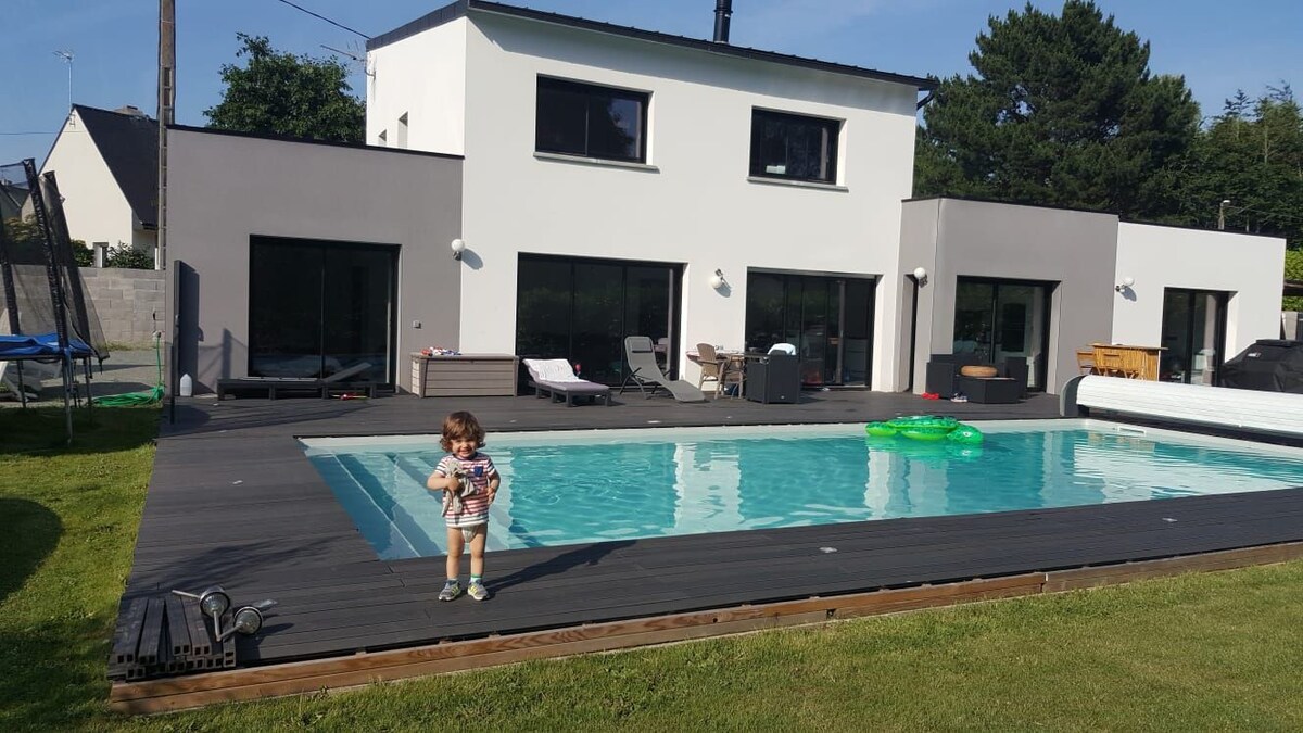 宽敞的现代房屋，加热游泳池！