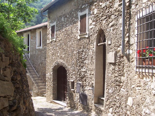 Castelvecchio di Rocca Barbena的民宿
