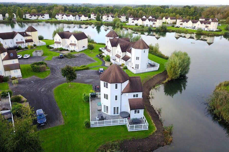 Windrush Turret Lodge with Hot Tub