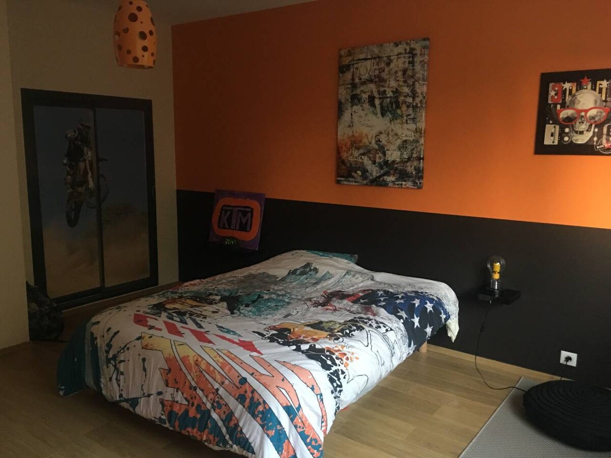 Chambre orange dans grande maison de famille