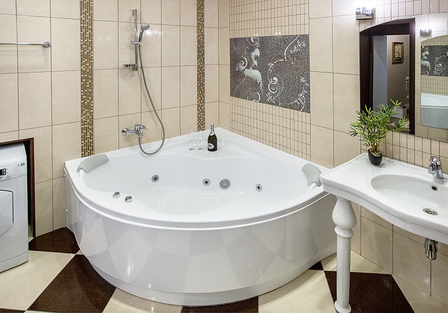 2间卧室。按摩浴缸，可容纳2人。Deribasovskaya.城市花园