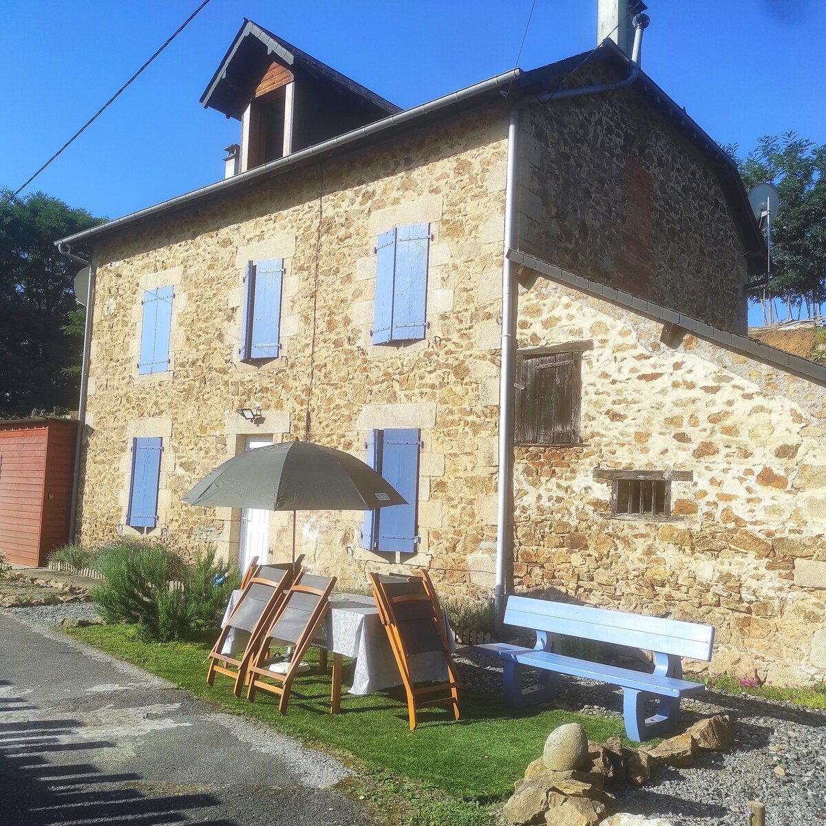 Maison Corrézienne avec jolie vue sur le Mont Cé