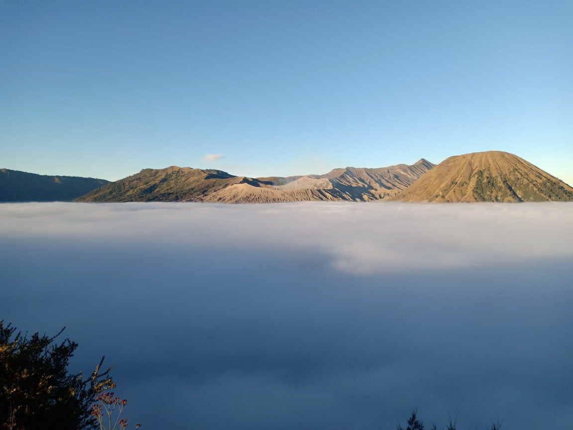 靠近边缘，可眺望布罗莫山（ Mt. Bromo ）