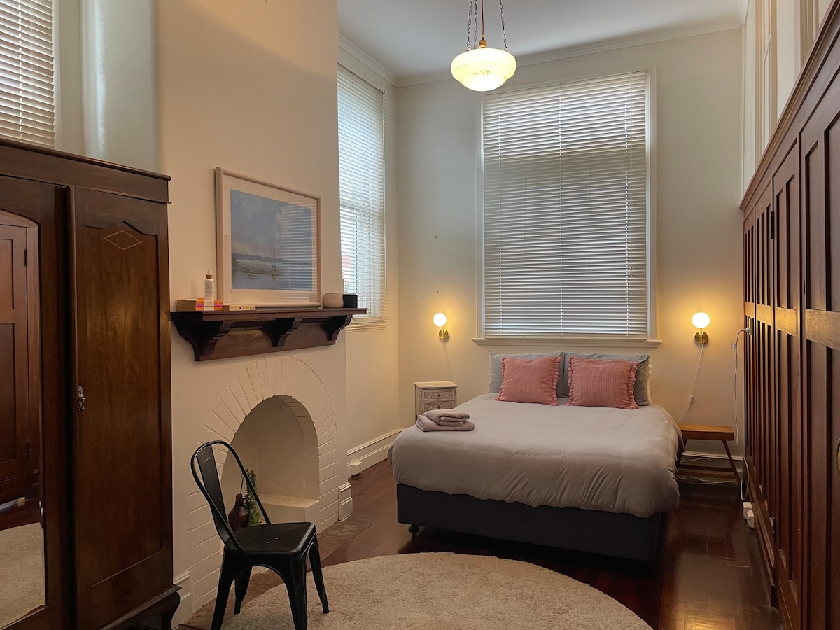 Art Deco heritage 2 bedroom suite in Merredin CBD