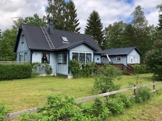 Sommarparadis med två stugor nära sandstranden!