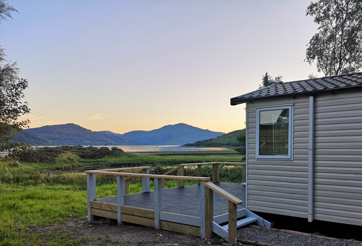 单面湾（ Shingle Bay ） ，靠近城堡和斯凯（ Skye ）附近的现代大篷车。