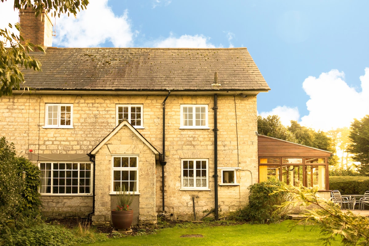 Apple Cottage
(Between West Stafford & Crossways)