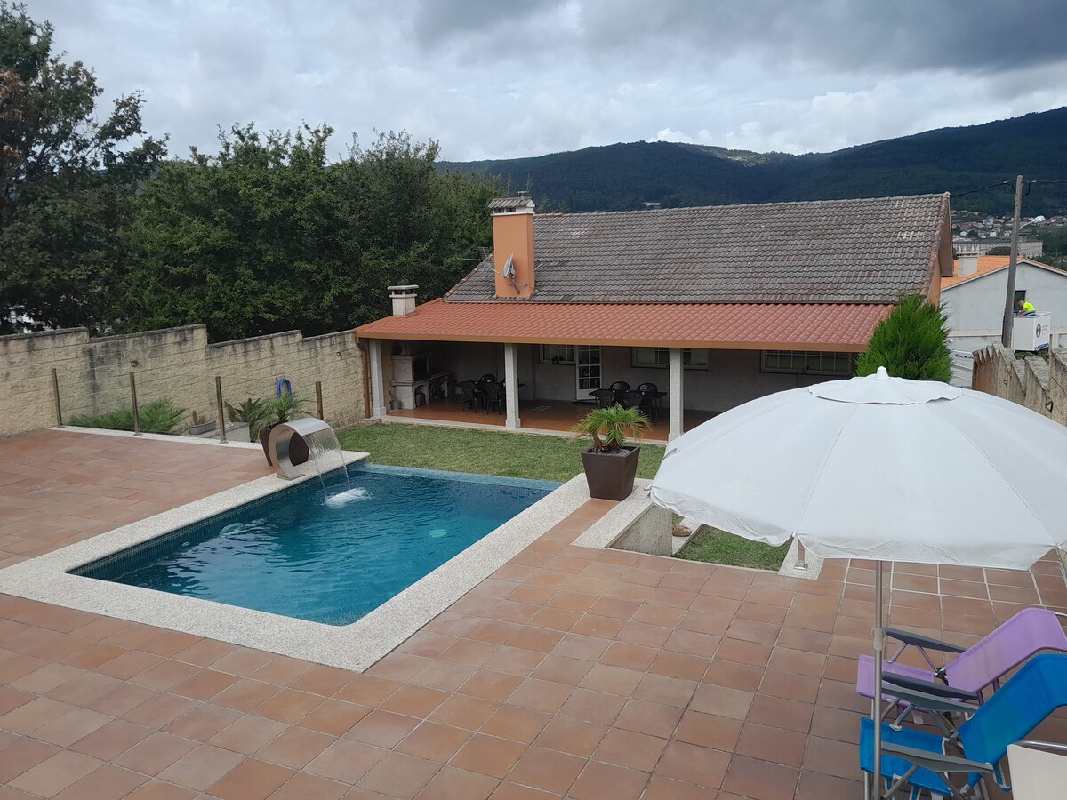 La Casa de las Ranas: Jardín, piscina y barbacoa.