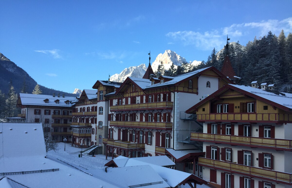 位于多洛米蒂山脉中心地带，位于科尔蒂纳（ Cortina ）和Dobbiaco之间