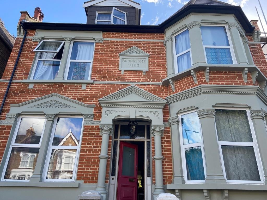 Fantastic Huge house and Gardens opposite bus stop