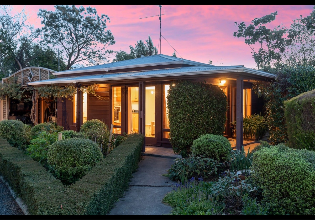 Quaint Malborough Cottage