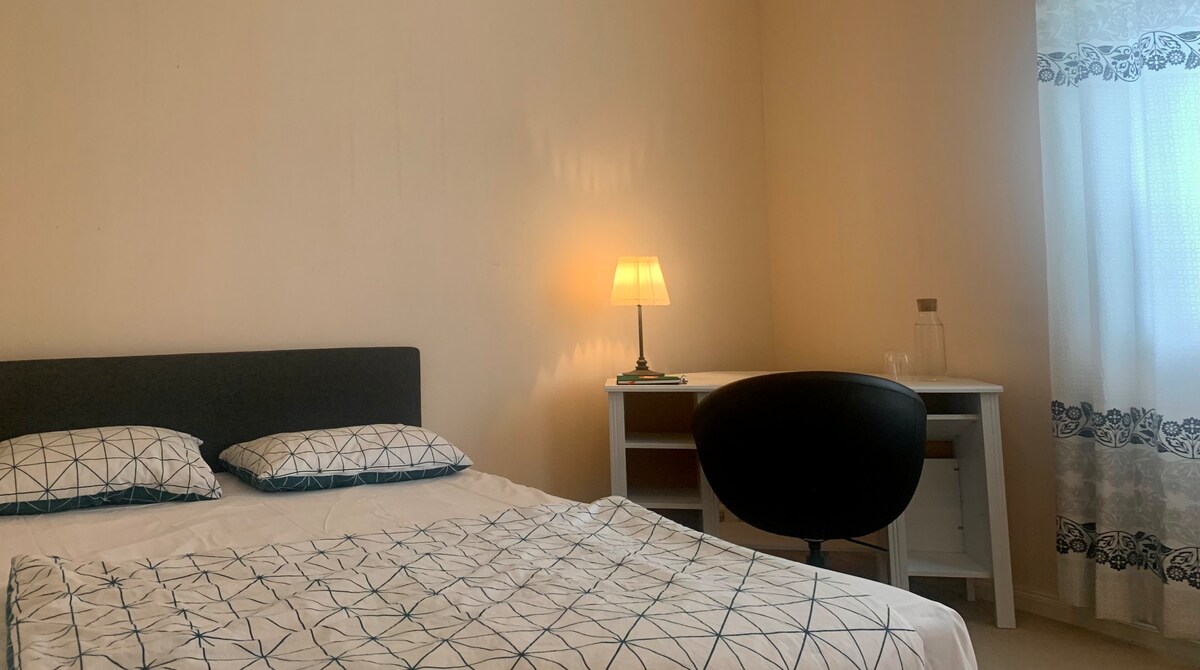 Grimstad市中心配备独立卫生间的舒适房间