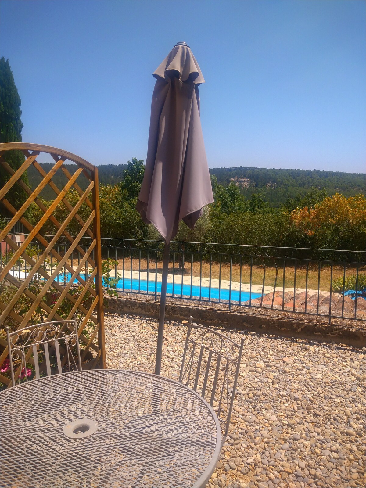 Beau studio dans résidence avec piscine.