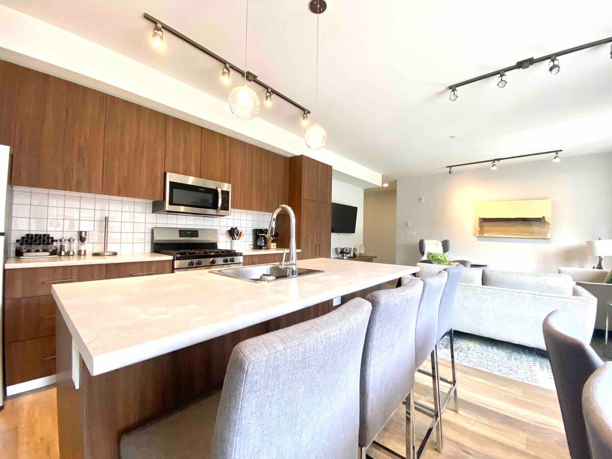 Brand New 3-Bedroom Condo in the Heart of Sidney !