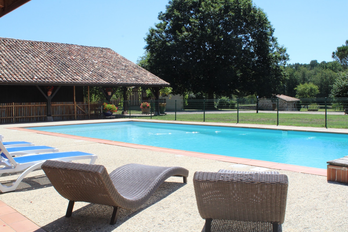Gironde乡村小屋、私人泳池和水疗中心、游乐场