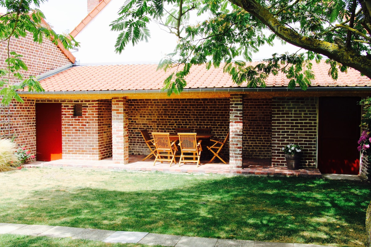 Gîte avec aire de jeux et jardin