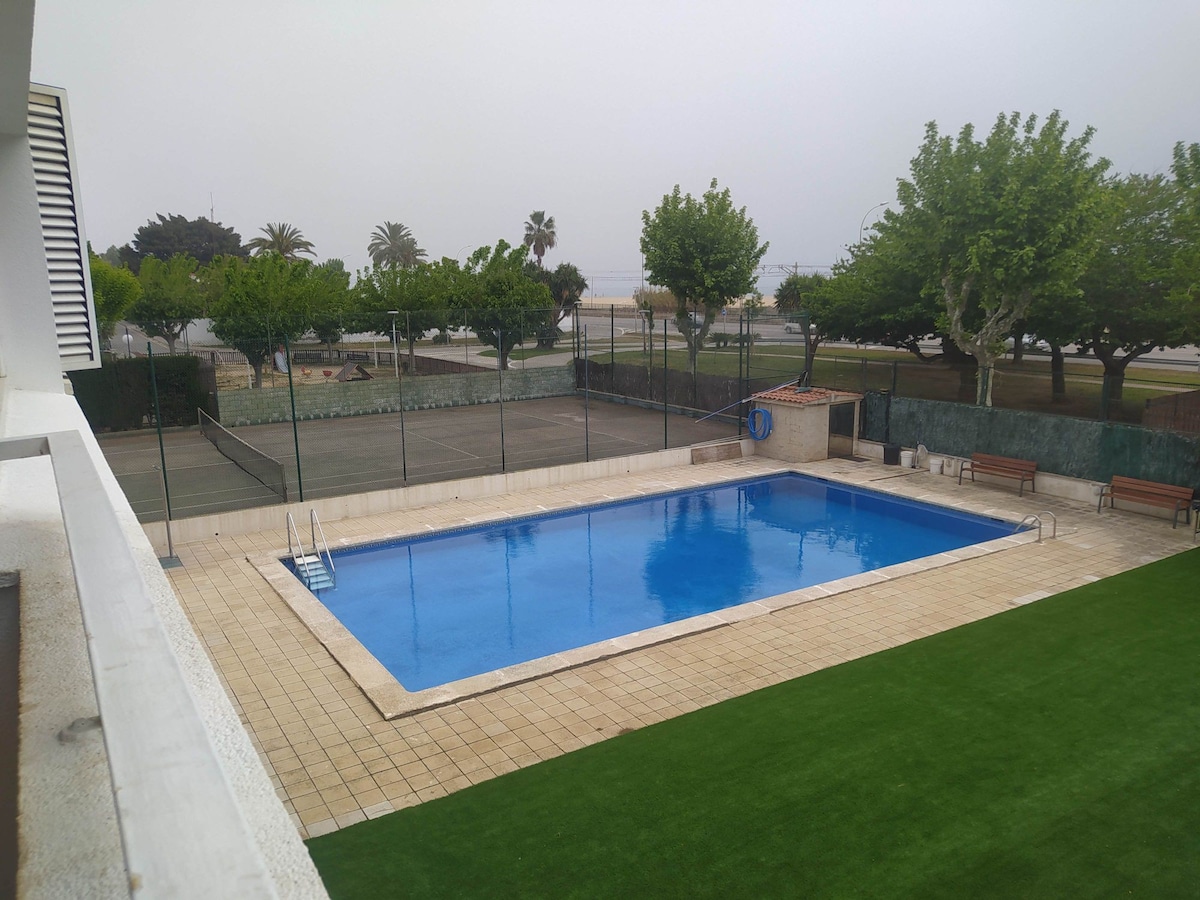 Habitación con piscina y playa