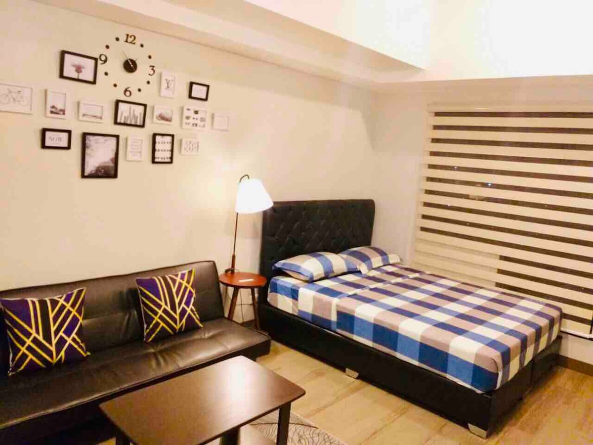 Barkada/家庭公寓，带标准双人床和沙发床，位于Cubao